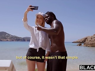 Eine blonde Touristin gab einen Neger für spektakuläre Selfies am Strand