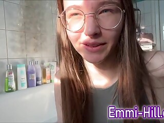 Pornovideo von Emmi Hill, die ihre Muschi rasiert.